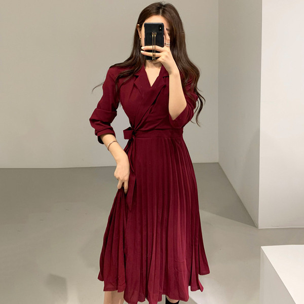 Naiste moodne spitsikaelusega ja pikkade varrukatega kleit - pikk mudel