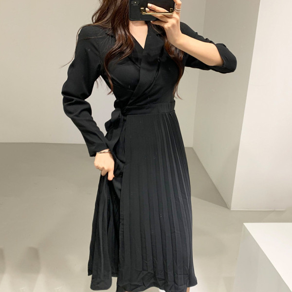 Naiste moodne spitsikaelusega ja pikkade varrukatega kleit - pikk mudel