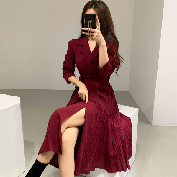 Naiste moodne spitsikaelusega ja pikkade varrukatega kleit - pikk mudel