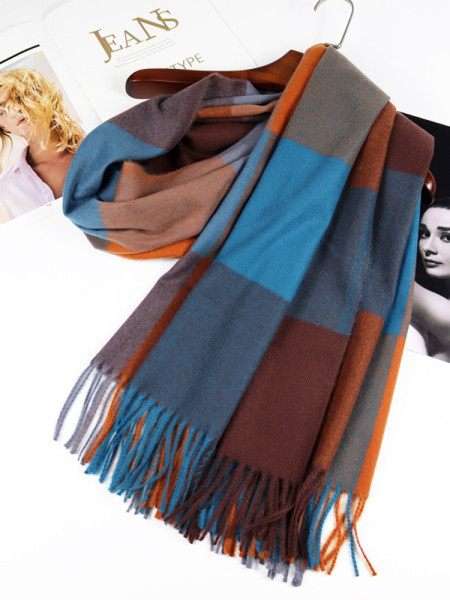 Kevadheinast ruuduline narmasall sall