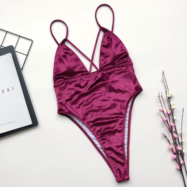 Lõika õhukeste rihmadega terve sametist ujumistrikoo