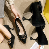 Stiilsed metallist kaunistusega naiste kingad ja mustad õhukesed madalad kontsad