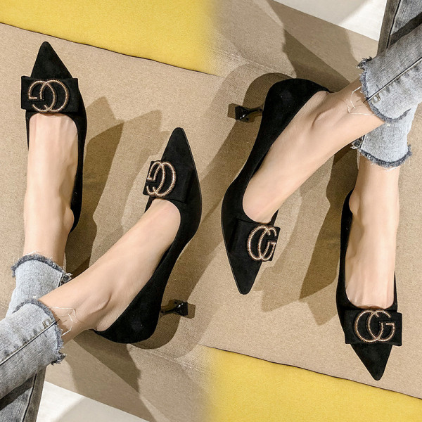 Stiilsed metallist kaunistusega naiste kingad ja mustad õhukesed madalad kontsad