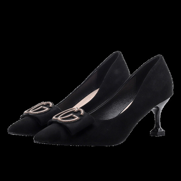 Stiilsed metallist kaunistusega naiste kingad ja mustad õhukesed madalad kontsad