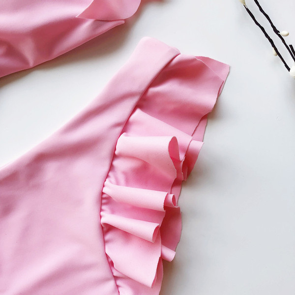 Moodne kaheosaline V-kaelusega ja volangidega ujumistrikoo