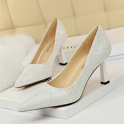 Madala kontsaga teravatipulise mudeli ja läikiva efektiga naiste kingad