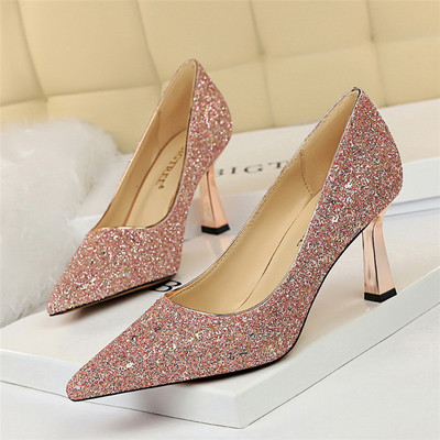 Madala kontsaga teravatipulise mudeli ja läikiva efektiga naiste kingad