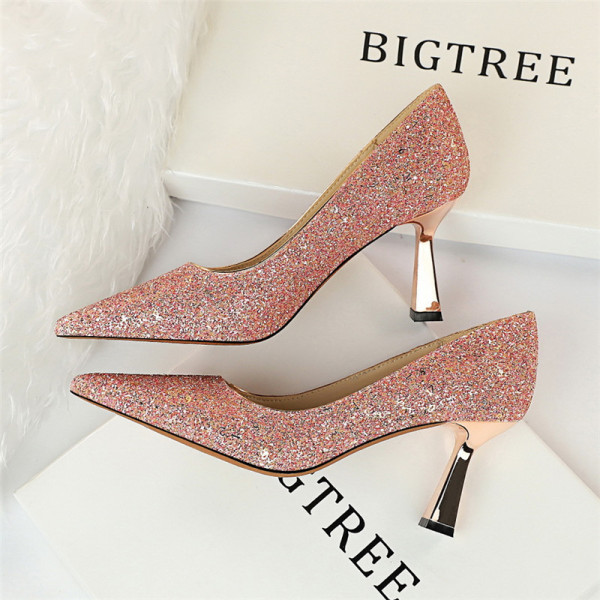 Madala kontsaga teravatipulise mudeli ja läikiva efektiga naiste kingad