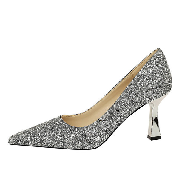 Madala kontsaga teravatipulise mudeli ja läikiva efektiga naiste kingad