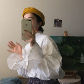 Valge klassikalise krae ja laiade varrukatega naiste särk