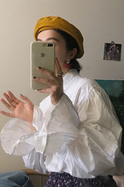 Valge klassikalise krae ja laiade varrukatega naiste särk