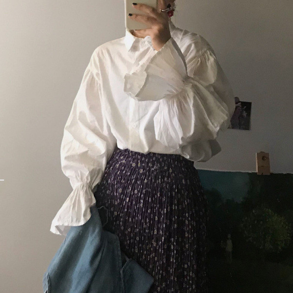 Valge klassikalise krae ja laiade varrukatega naiste särk