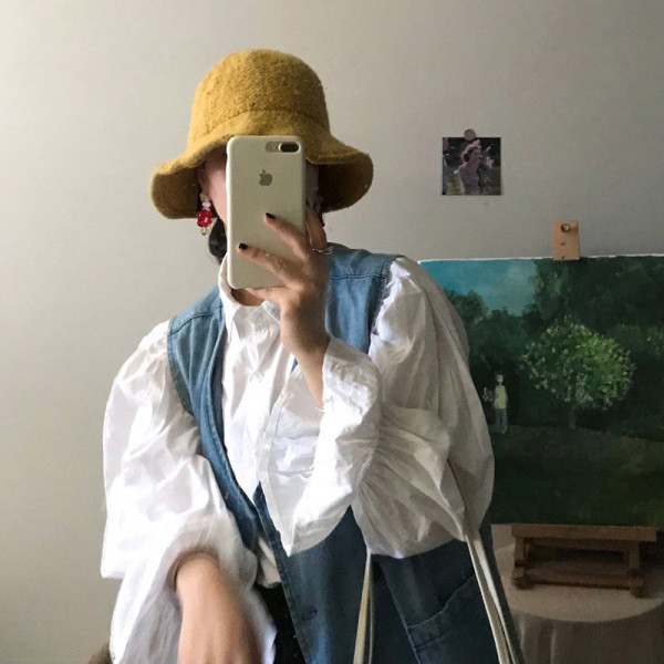 Valge klassikalise krae ja laiade varrukatega naiste särk