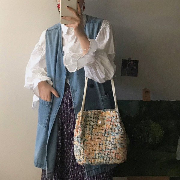 Valge klassikalise krae ja laiade varrukatega naiste särk