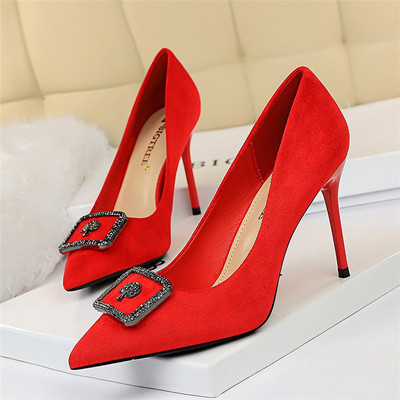 Stiilsed pandlaga ja läikiva elemendiga naiste kõrge kontsaga kingad