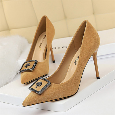 Stiilsed pandlaga ja läikiva elemendiga naiste kõrge kontsaga kingad