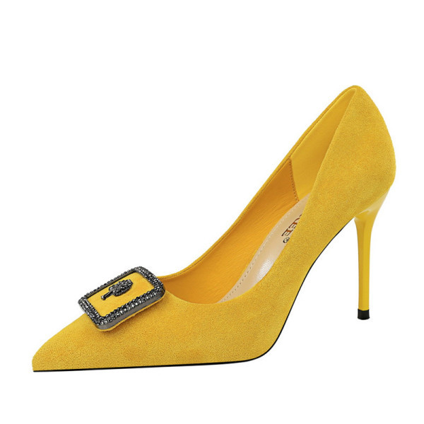 Stiilsed pandlaga ja läikiva elemendiga naiste kõrge kontsaga kingad