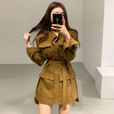 Naiste kleit taskute ja vöörihmaga - asümmeetriline mudel