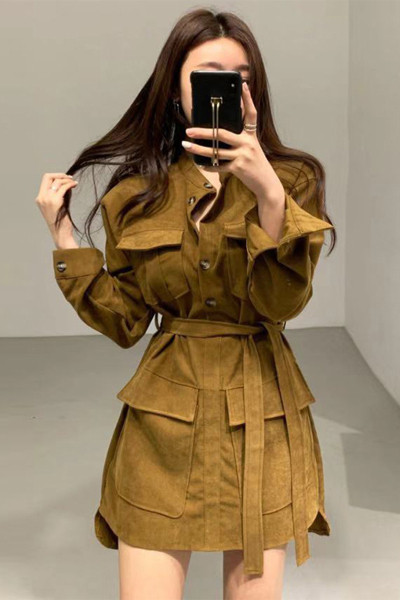 Naiste kleit taskute ja vöörihmaga - asümmeetriline mudel