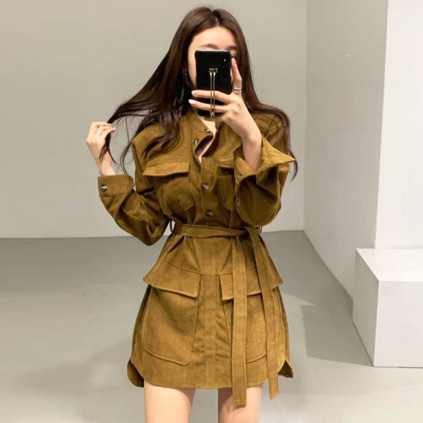 Naiste kleit taskute ja vöörihmaga - asümmeetriline mudel