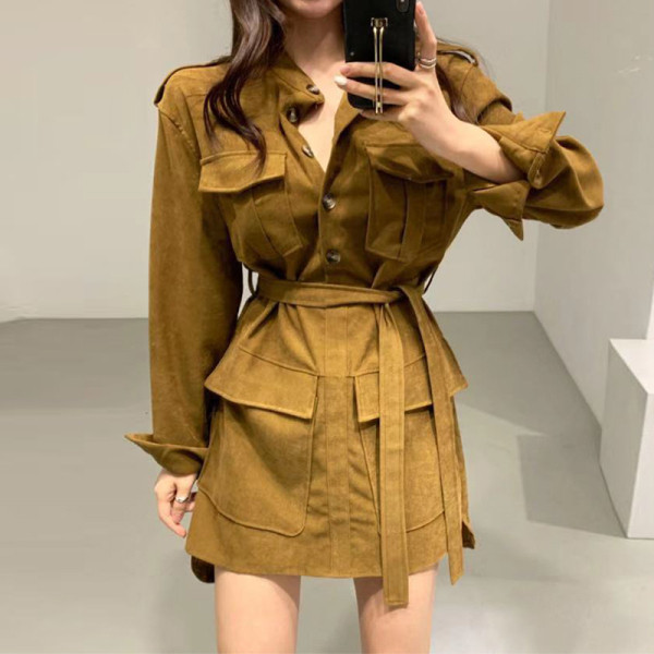 Naiste kleit taskute ja vöörihmaga - asümmeetriline mudel