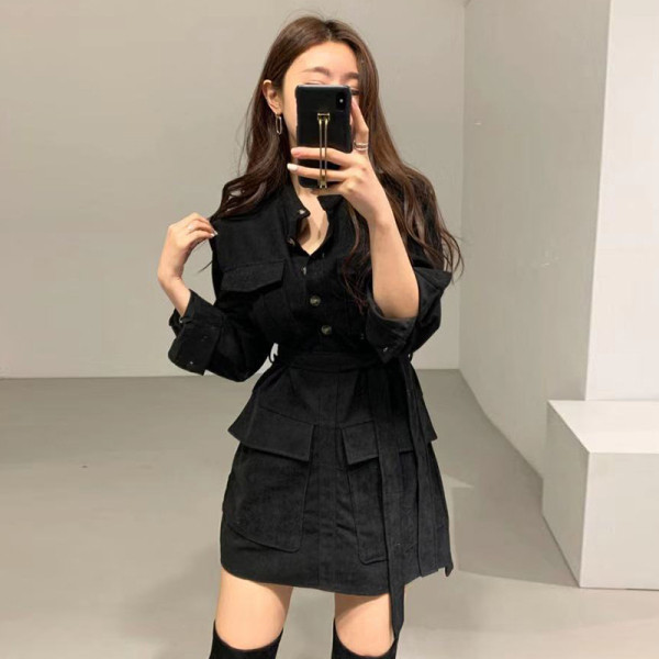 Naiste kleit taskute ja vöörihmaga - asümmeetriline mudel