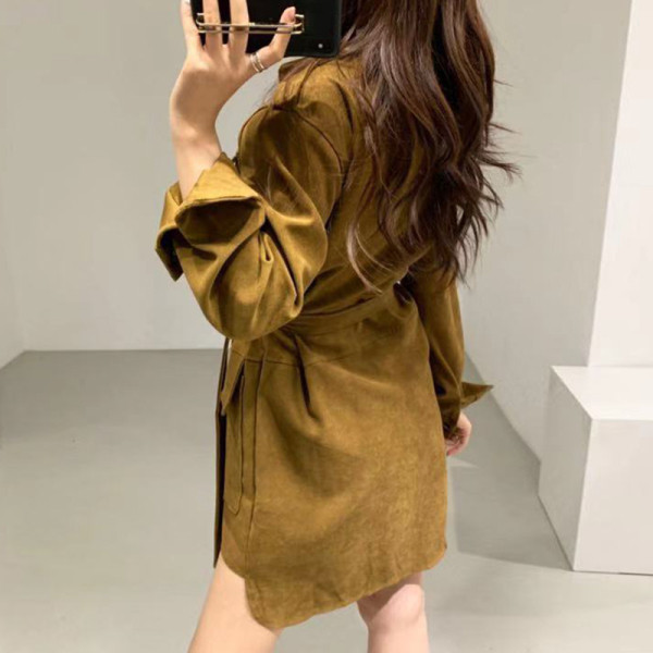 Naiste kleit taskute ja vöörihmaga - asümmeetriline mudel