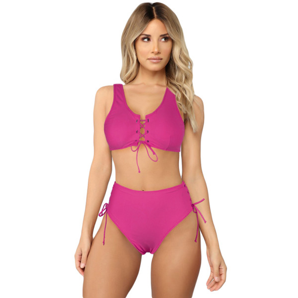 Kaasaegne ujumistrikoo rinnakama ülaosa ja kõrge vöökohaga