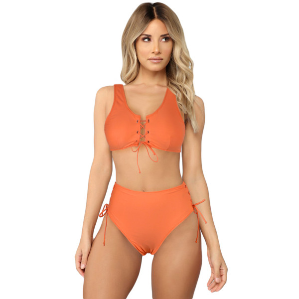 Kaasaegne ujumistrikoo rinnakama ülaosa ja kõrge vöökohaga