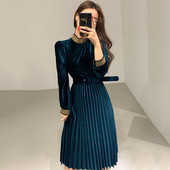 Stiilne naiste plisseeritud sametkleit pikkade varrukate ja vöörihmaga