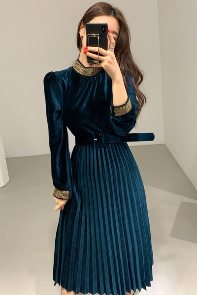 Stiilne naiste plisseeritud sametkleit pikkade varrukate ja vöörihmaga