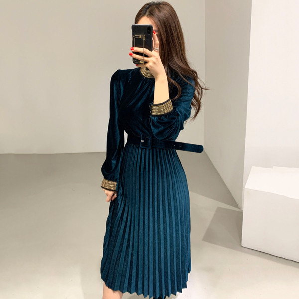 Stiilne naiste plisseeritud sametkleit pikkade varrukate ja vöörihmaga