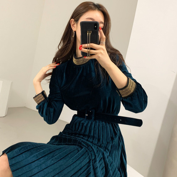 Stiilne naiste plisseeritud sametkleit pikkade varrukate ja vöörihmaga