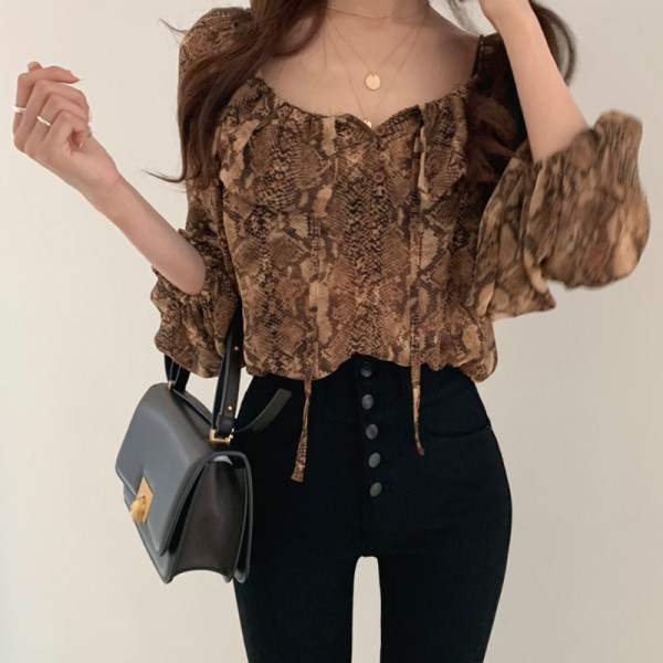 Naiste loomamustriga pluus, varrukatel kummiga