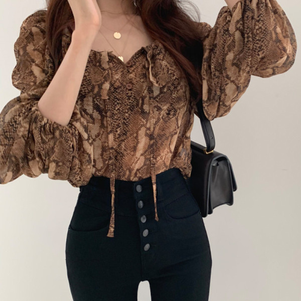 Naiste loomamustriga pluus, varrukatel kummiga