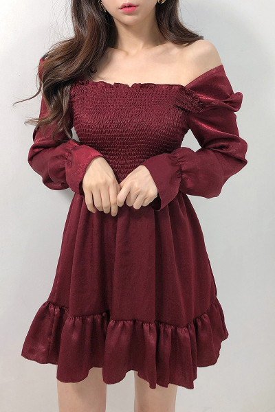 Naiste moodne paljaste õlgade ja pikkade varrukatega kleit - väljalõikega mudel