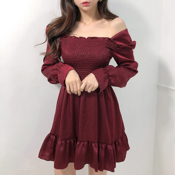 Naiste moodne paljaste õlgade ja pikkade varrukatega kleit - väljalõikega mudel