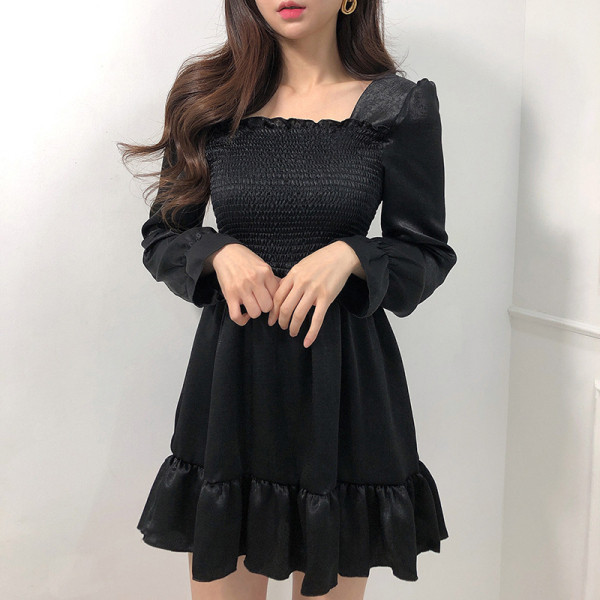 Naiste moodne paljaste õlgade ja pikkade varrukatega kleit - väljalõikega mudel