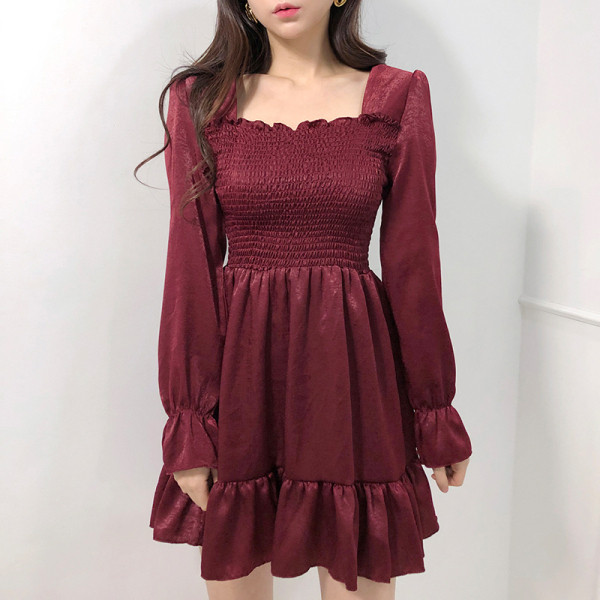 Naiste moodne paljaste õlgade ja pikkade varrukatega kleit - väljalõikega mudel