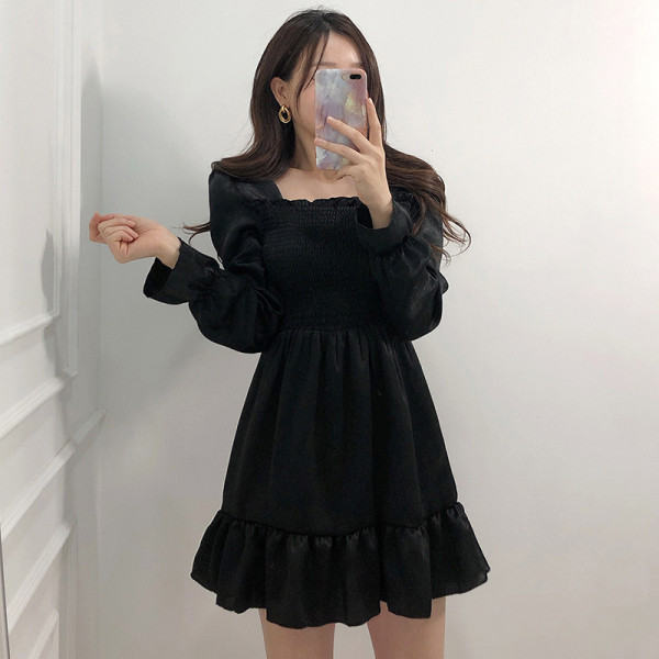 Naiste moodne paljaste õlgade ja pikkade varrukatega kleit - väljalõikega mudel