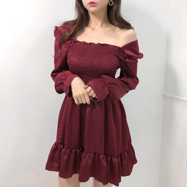 Naiste moodne paljaste õlgade ja pikkade varrukatega kleit - väljalõikega mudel