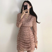 Női ruha spitz nyakkivágással és hosszú ujjal