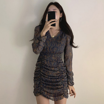 Női ruha spitz nyakkivágással és hosszú ujjal