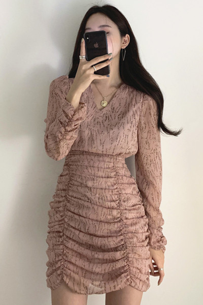 Női ruha spitz nyakkivágással és hosszú ujjal