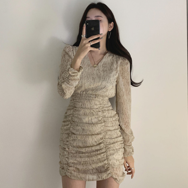 Női ruha spitz nyakkivágással és hosszú ujjal