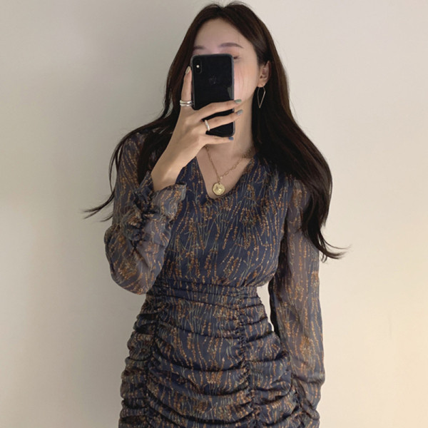 Női ruha spitz nyakkivágással és hosszú ujjal