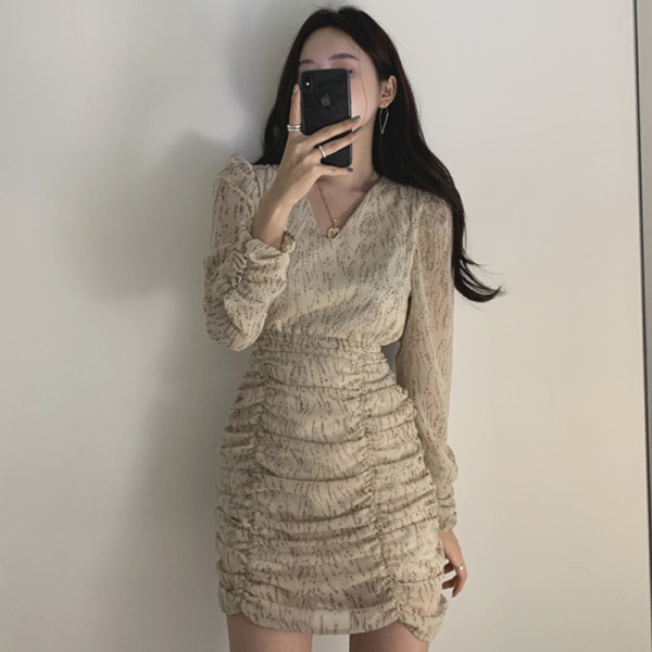 Női ruha spitz nyakkivágással és hosszú ujjal