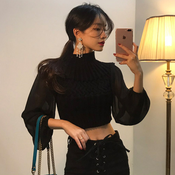 Γυναικεία μοντέρνα μπλούζα με ψηλό γιακά και μανίκια από τούλι