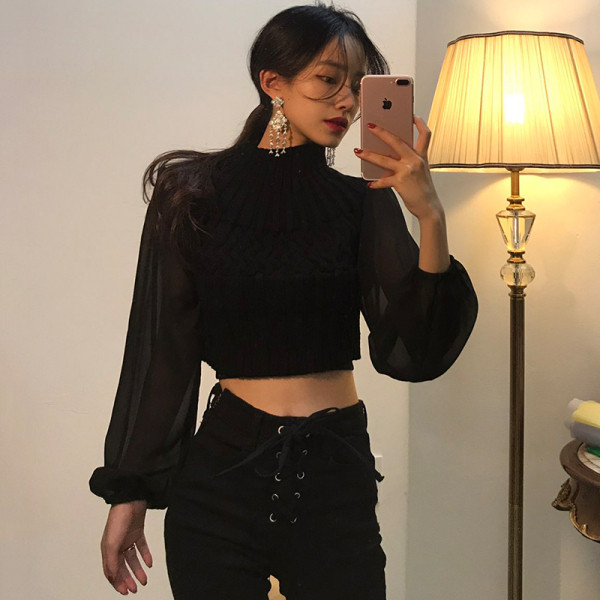 Γυναικεία μοντέρνα μπλούζα με ψηλό γιακά και μανίκια από τούλι