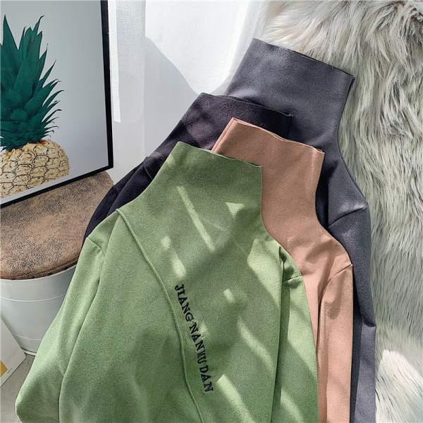 Kõrge krae ja kirjaga vabaaja naiste pluus